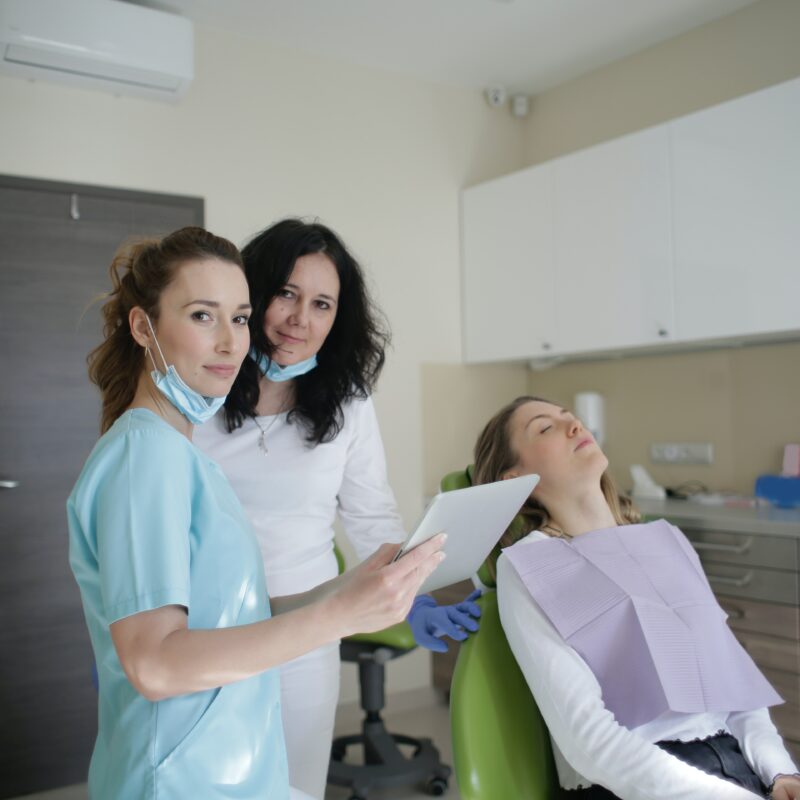 dental nurses in dentist